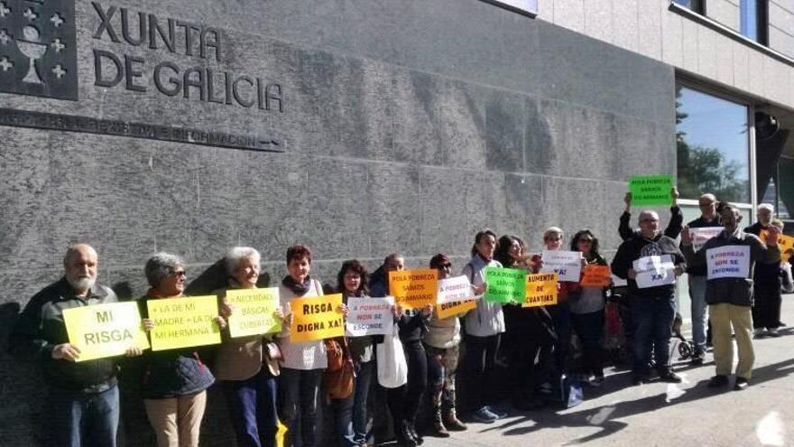 Protesta para reclamar mejoras en la Risga del colectivo Os Ninguéns y la Rede de Solidaridade Popular ante la delegación de la Xunta en Vigo