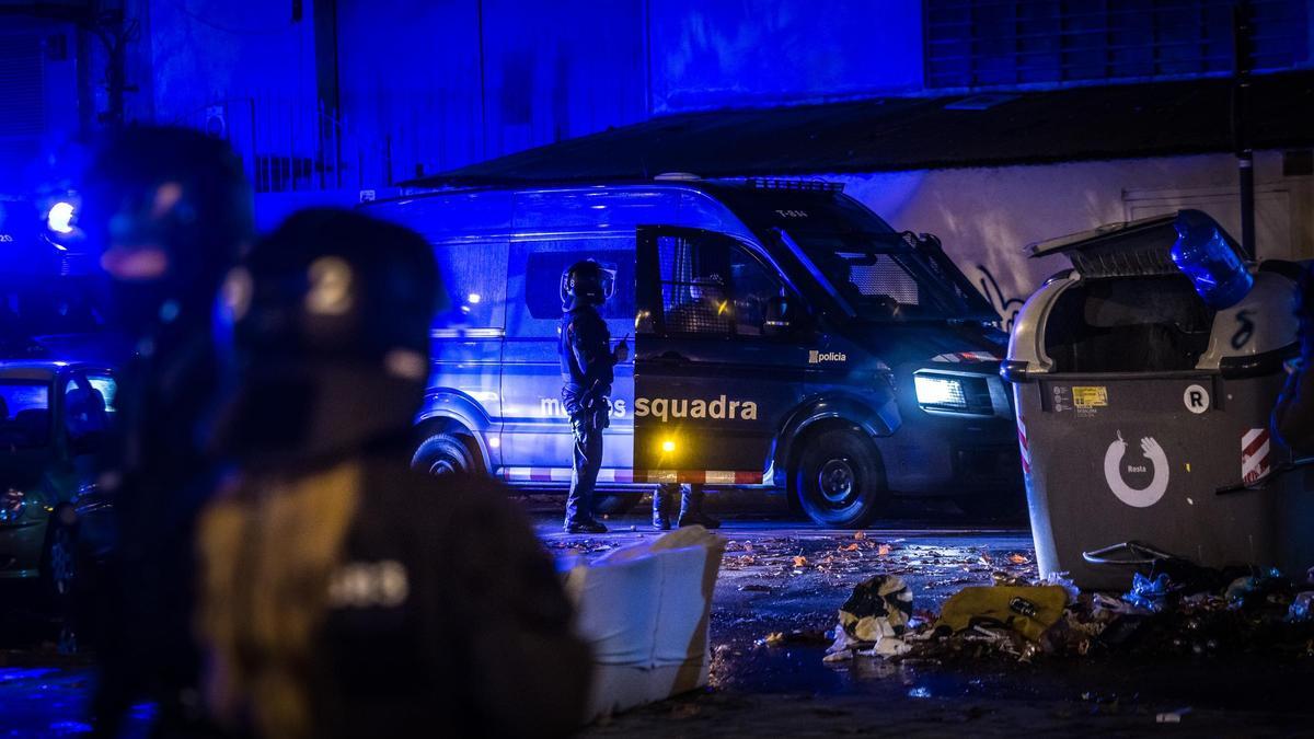 Desplegament dels Mossos a l'antic B9 de Badalona.