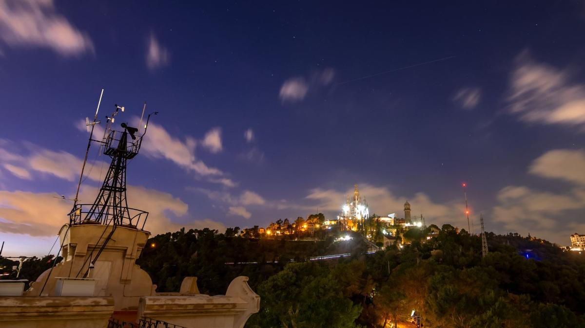 La Estación Espacial Internacional pasando sobre el Tibidabo al caer la tarde. Es el trazo tenue que se ve sobre el templo