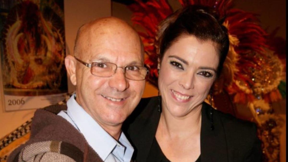 Manolo Chinea, con Lucía Luisa Ramos Vaquero, la última reina de Carnaval elegida en el teatro Guimerá.