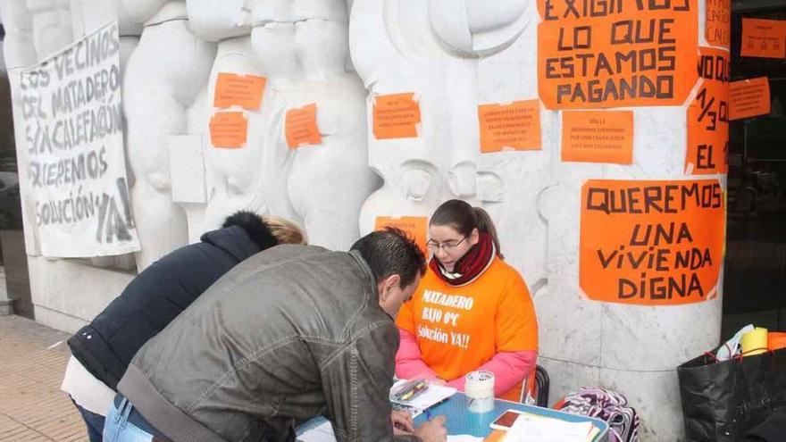 Ciudadanos firman las peticiones de los afectados. Foto Rubén Sacristán