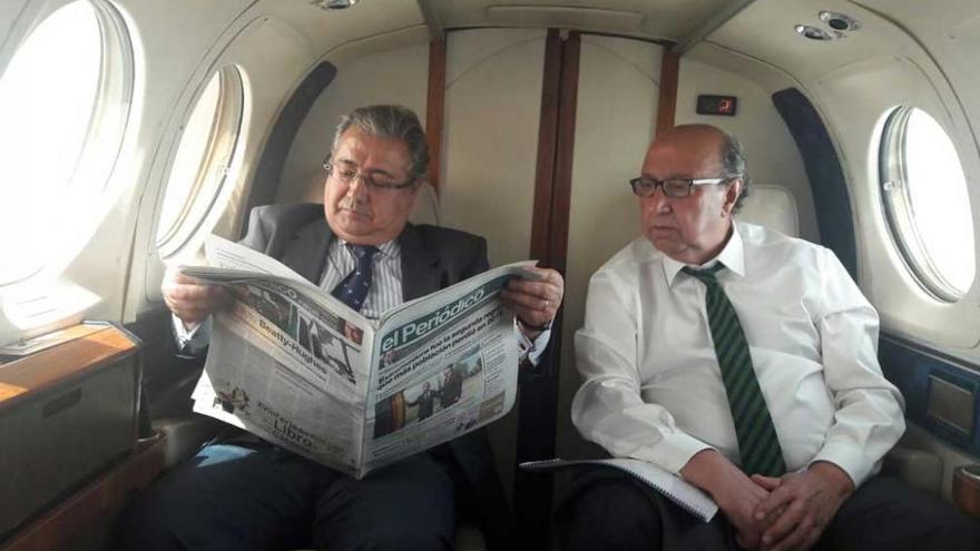 El ministro del Interior ameniza sus viajes leyendo el Periódico Extremadura