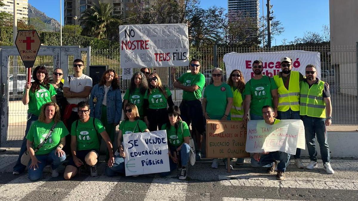 Un piquete informativo a las puertas del IES Mediterrània de Benidorm.