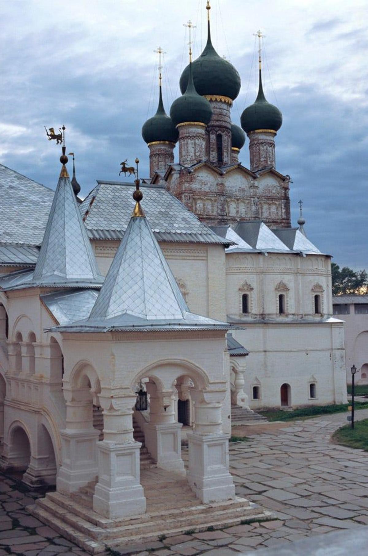 Iglesia de San Juan Bautista en el kremlin de Rostov Veliky.