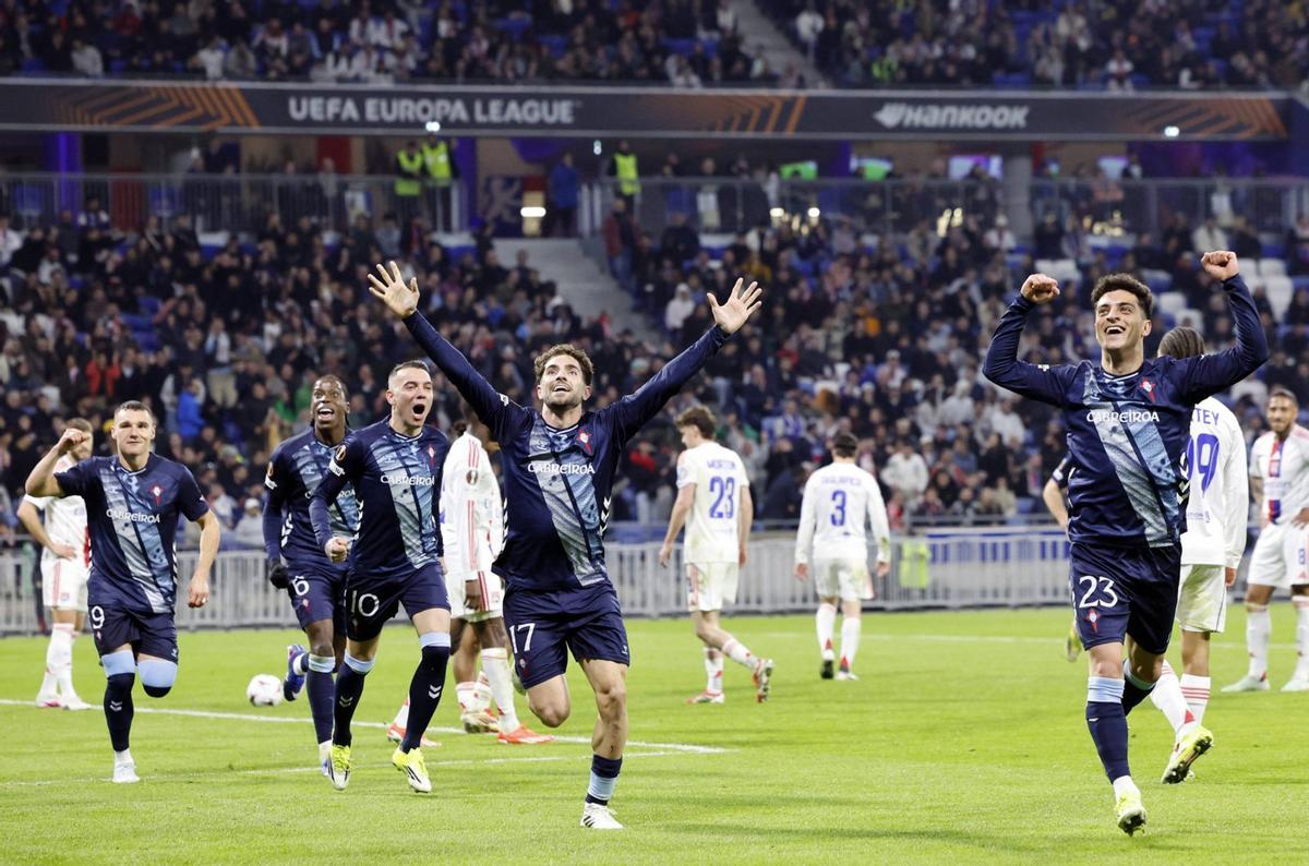 Jutglà, Iliaix, Aspas, Javi Rueda y Hugo Álvarez celebran el primer gol del Celta al OL en el Groupama Stadium.