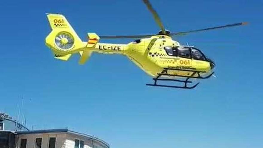 Helicóptero del 061 en Bueu este verano.