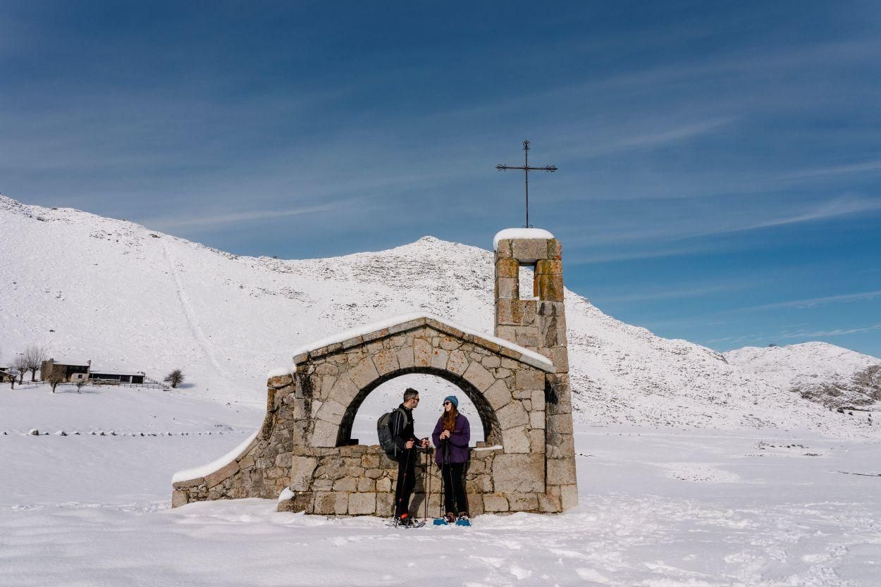 Raquetas de nieve es una de las actividades que puede realizarse en el entorno de Cangas de Onís