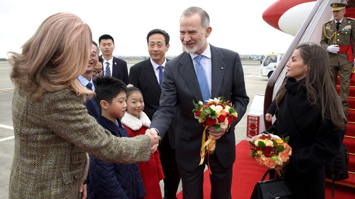 Los Reyes llegan al Aeropuerto Internacional de Chengdú, en su visita a China que se extenderá hasta el 13 de noviembre