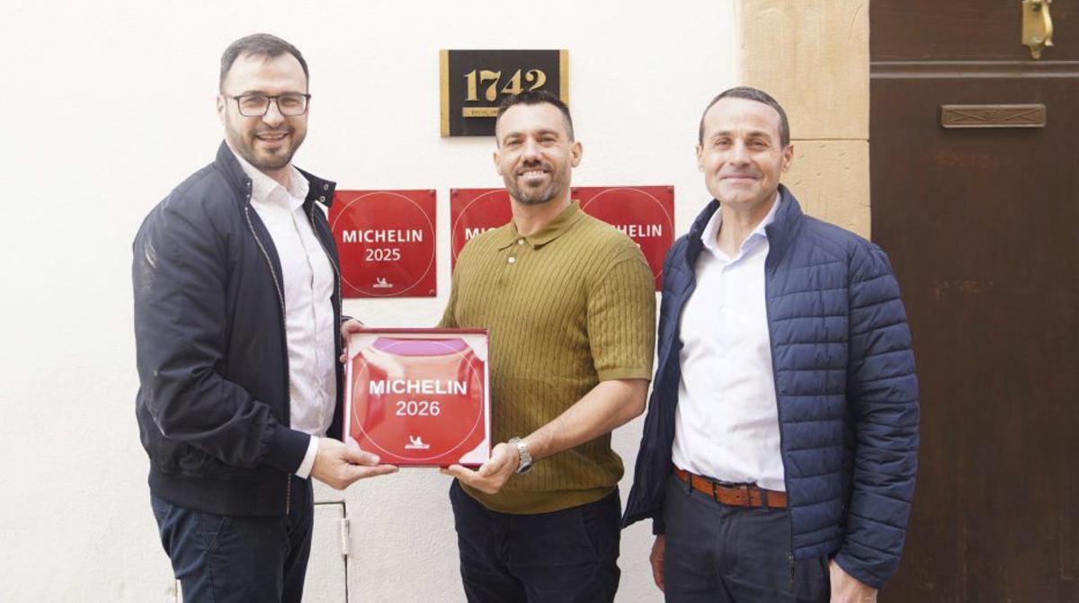 Cristóbal Toledo (Nassau), con Antoni Palau y Vicent Torres (CaixaBank).