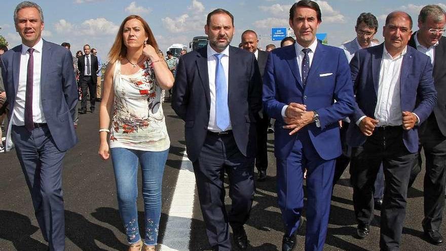 El ministro de Fomento José Luis Ábalos (centro) junto a la delegada del Gobierno, Virginia Barcones, y el consejero de Fomento, Juan Carlos Suárez Quiñones .