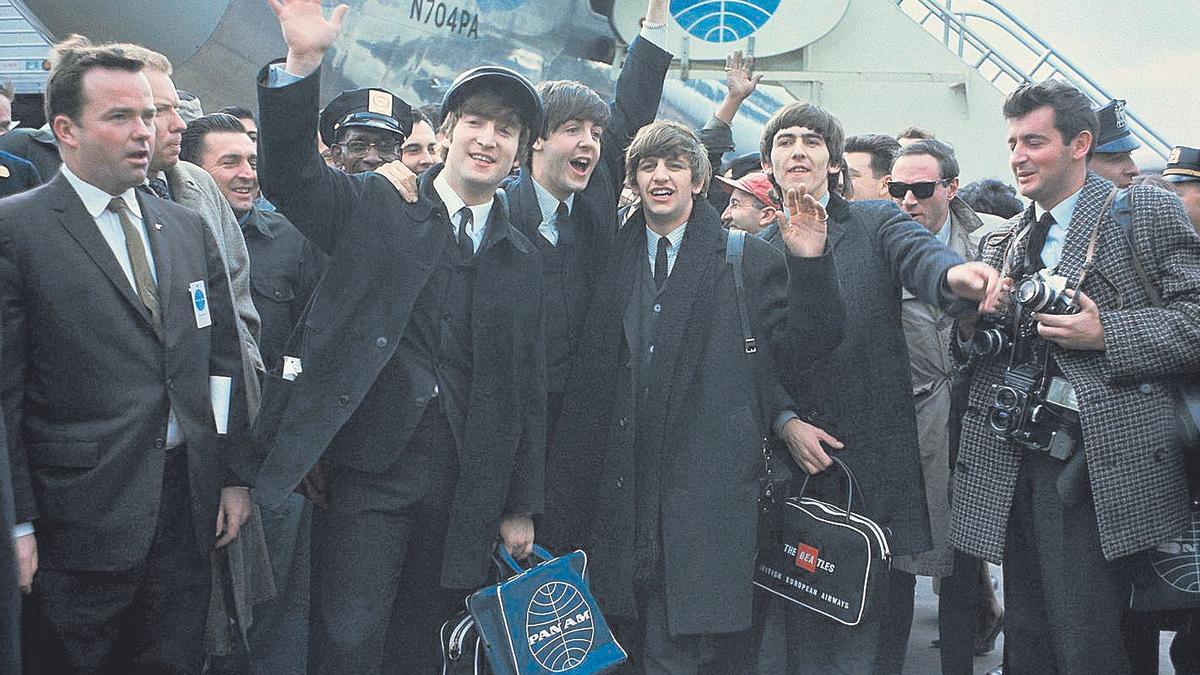 Los Beatles, a su llegada al aeropuerto internacional JFK de Nueva York el 7 de febrero de 1964.