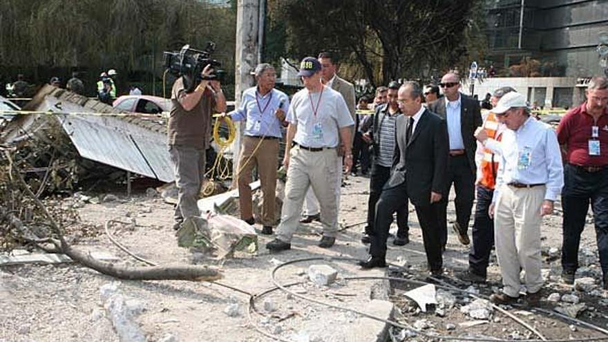 El presidente mexicano Calderón visita la zona del siniestro