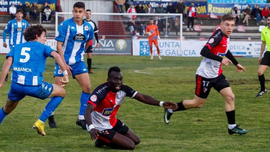 Dani Barcia (de espaldas) y Brais Val, ayer en el partido contra el Arosa. |  // IÑAKI ABELLA