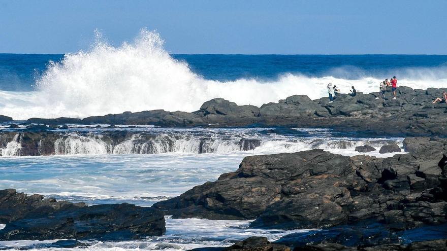 Olas golpeando en Arucas.