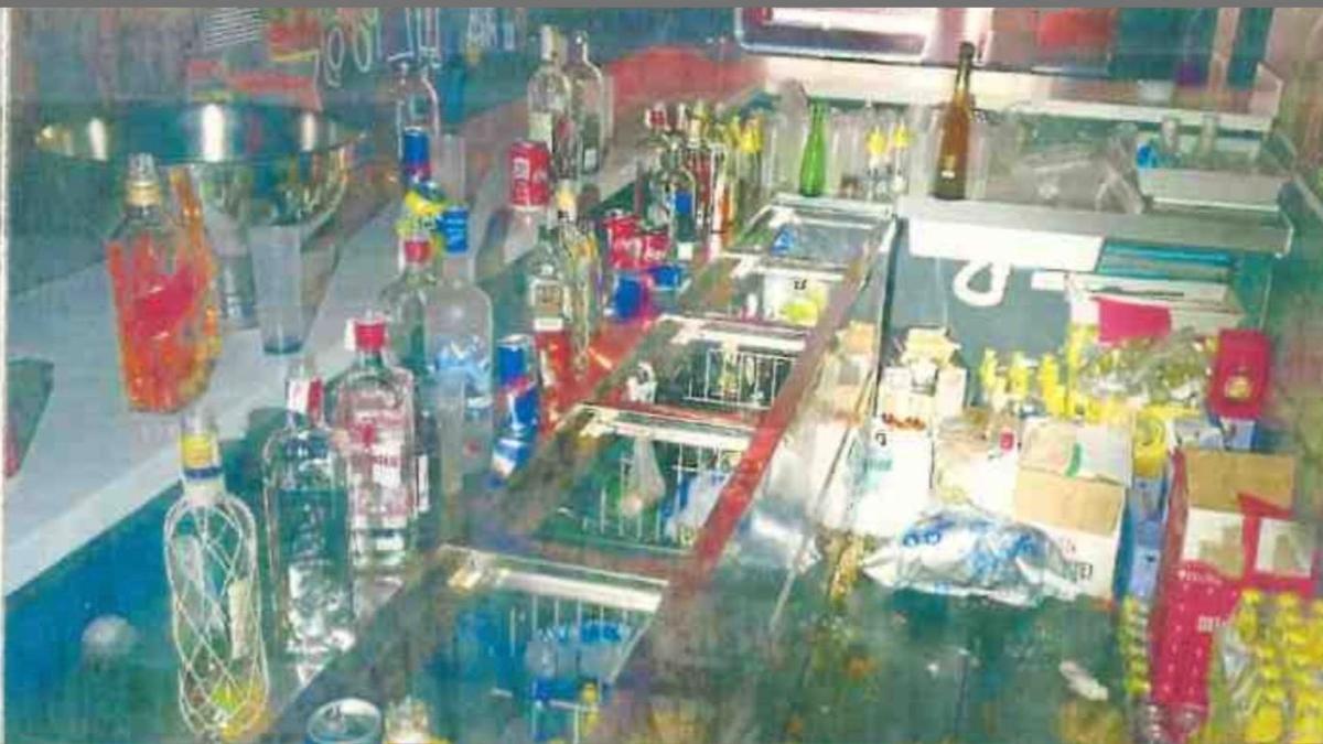 Bebidas alcohólicas que la Policía Municipal halló dentro del local.
