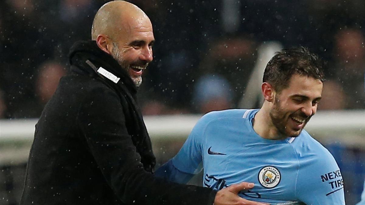 Guardiola felicita a Bernardo Silva, autor del gol del City ante el Chelsea.