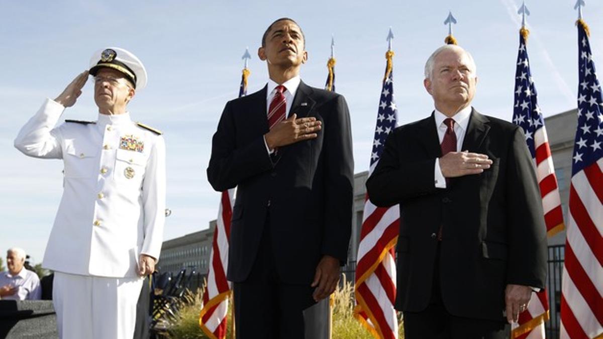 U.S. President Obama, Chairman of the Joint Chiefs Adm. Mullen and  U.S. Secretary of Defense Gates attend a Pentagon event in Washington