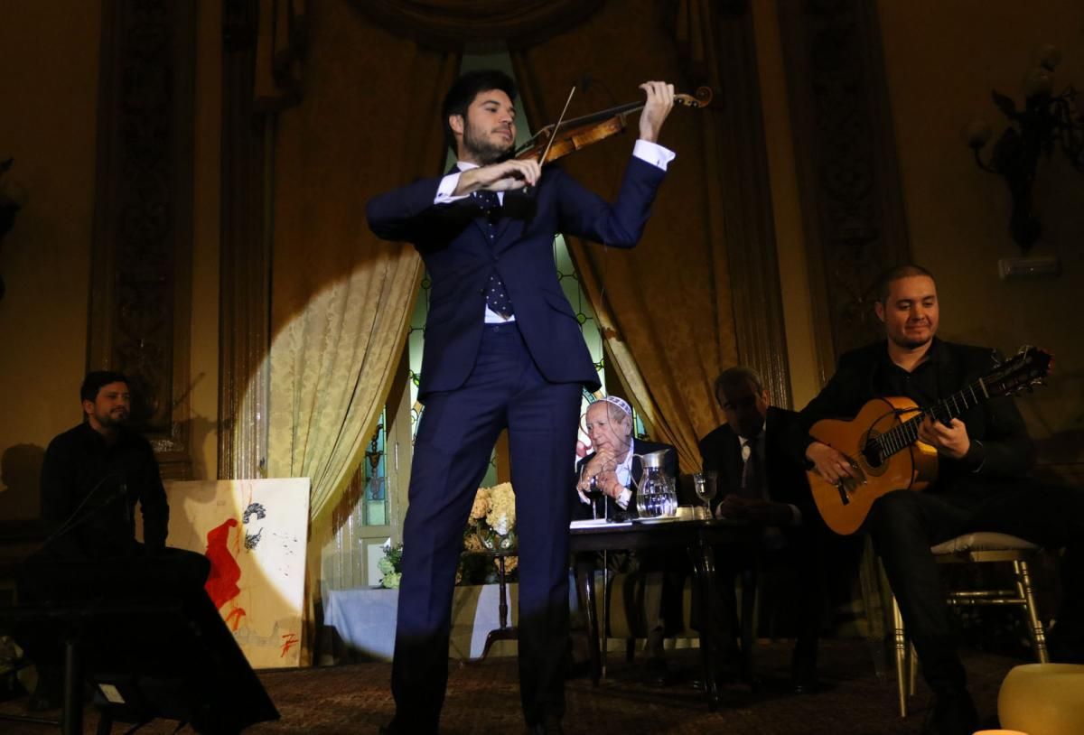 Córdoba rinde homenaje a Elio  Berhanyer con una gala en el Círculo de la Amistad