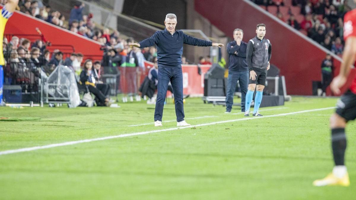 Javier Aguirre, ayer durante el partido ante el Cádiz.