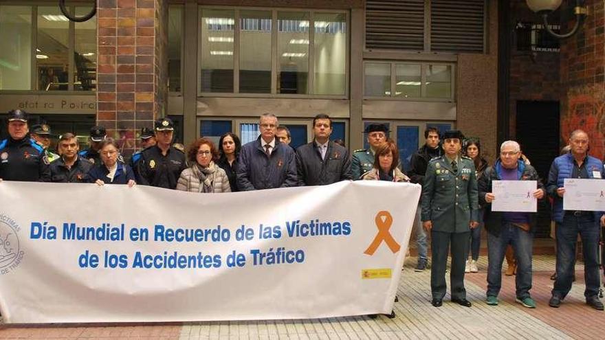 Concentración ayer ante la Jefatura de Tráfico de A Coruña en el Día Mundial en Recuerdo de las Víctimas de los Accidentes de Tráfico.