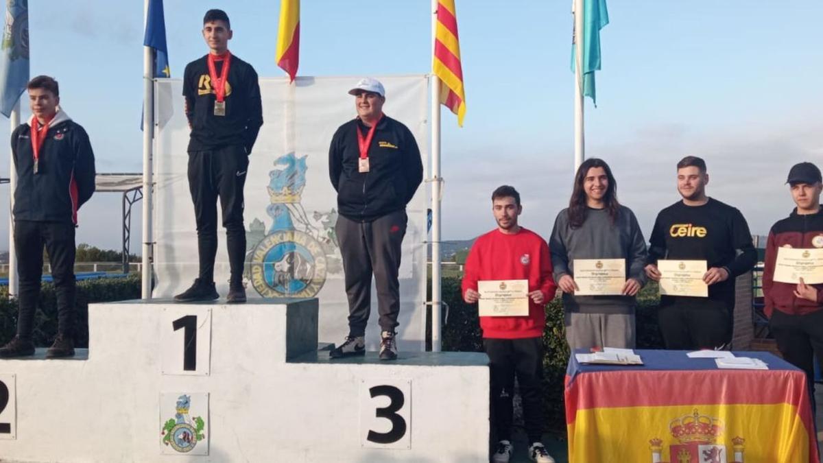 Imagen del podio del Gran Premio Internacional de Valencia con el zamorano David Sotelo con su diploma de categoría absoluta junto al podio.