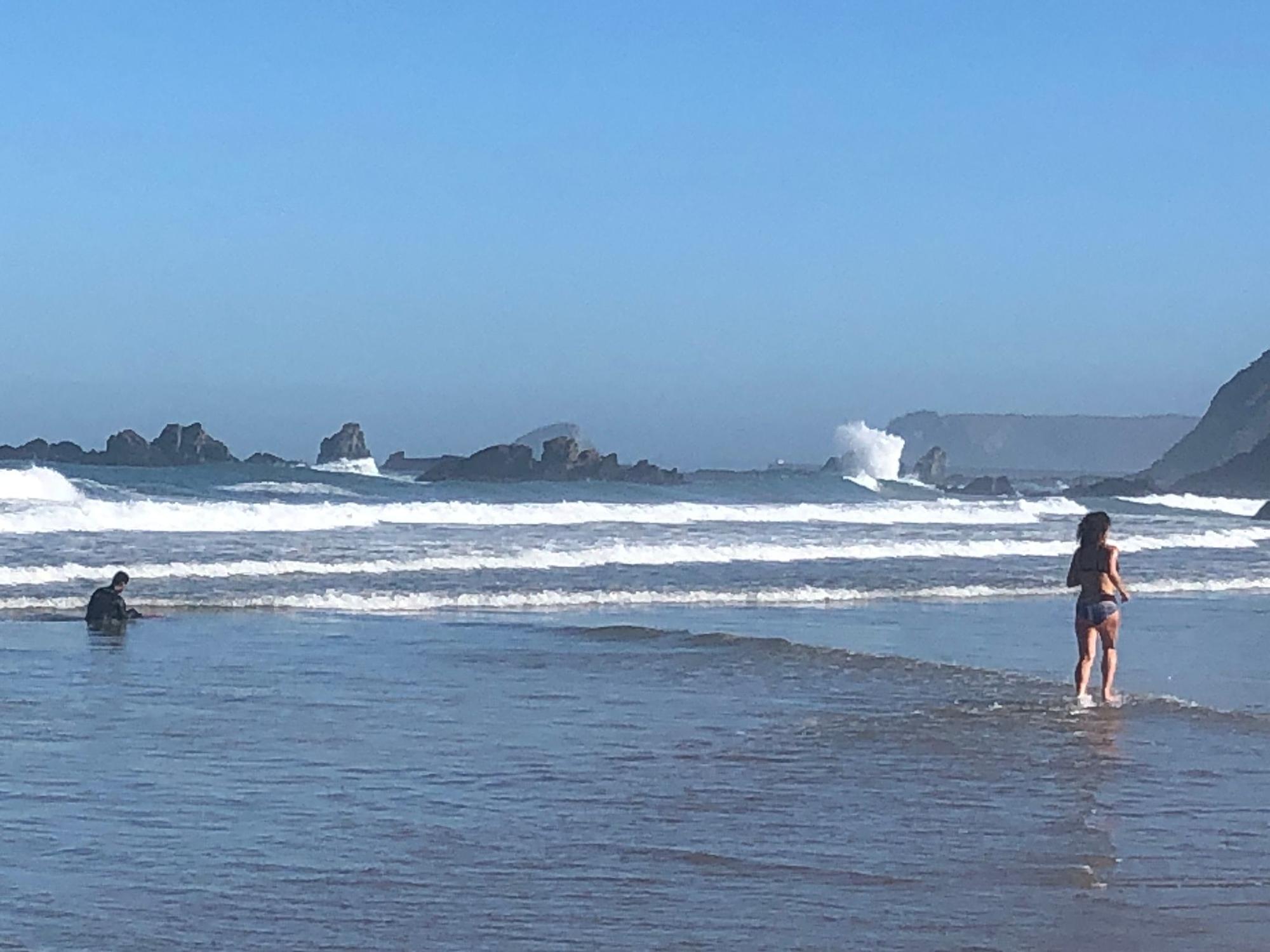 Los asturianos aprovechan el buen tiempo: paseos, baños y hasta golf en la playa