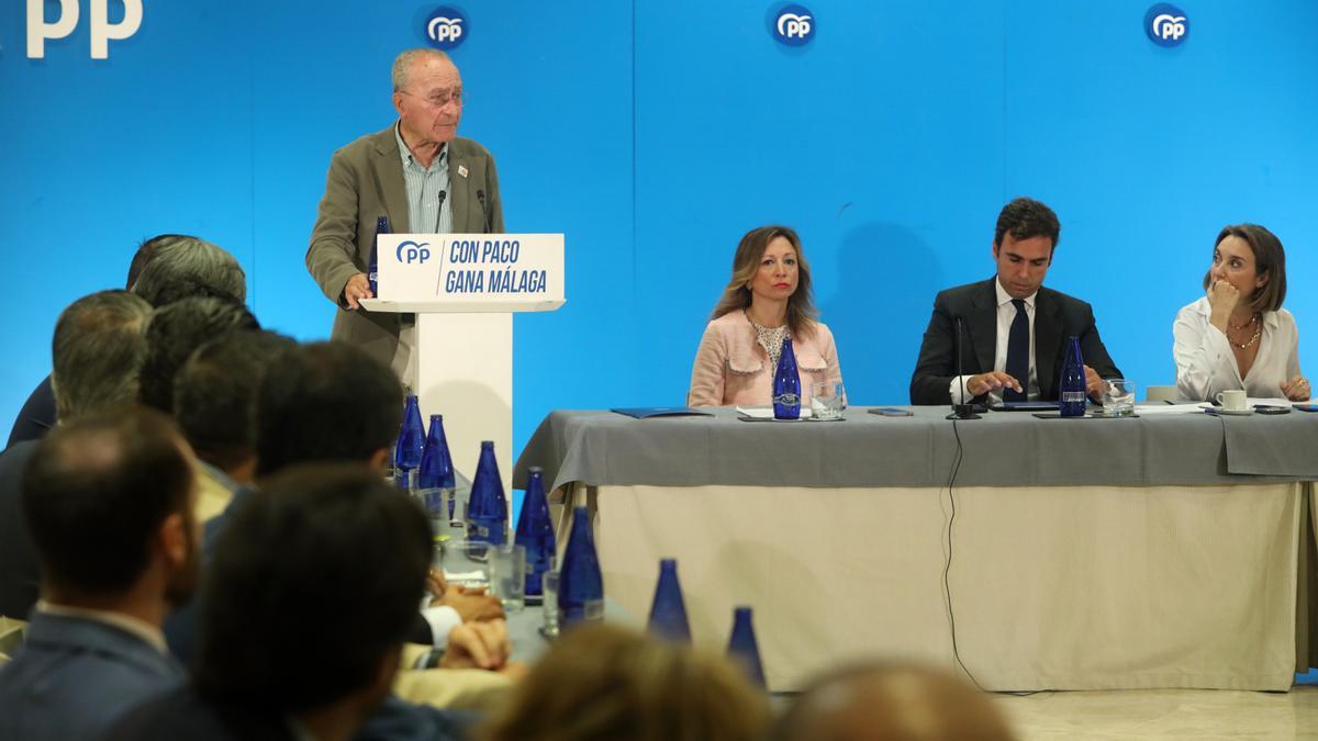 Paco de la Torre interviene bajo la mirada de Cuca Gamarra.