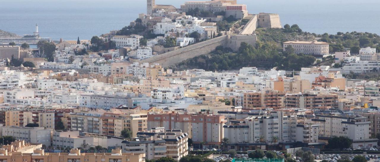 Vista general de Ibiza, con Dalt Vila al fondo.