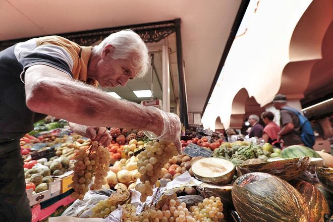 Compra de uvas en el mercado de Santa Cruz de Tenerife