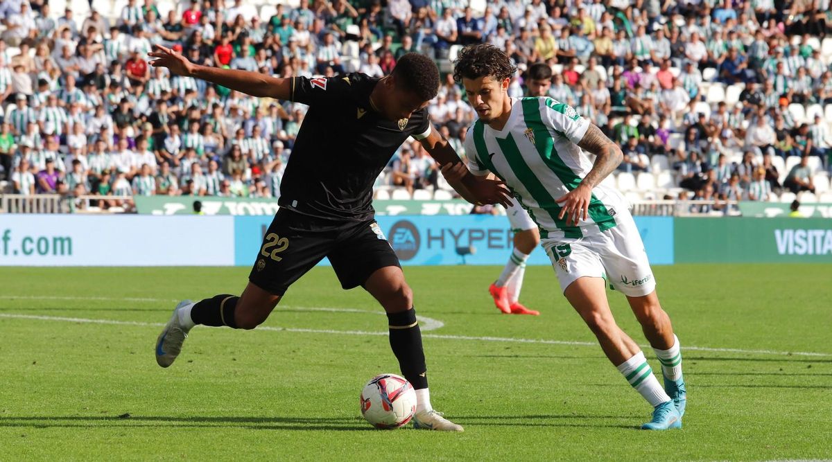 Chirino controla el balón ante el cordobesista Soonsup Bell.