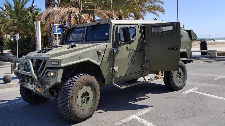 Un vehículo militar del GOE en la playa del Arenal de Xàbia A. P. F