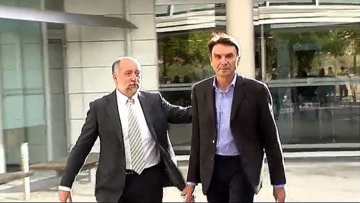 Josep Antoni Rosell, derecha, sale de los juzgados de El Vendrell, tras ser puesto en libertad.