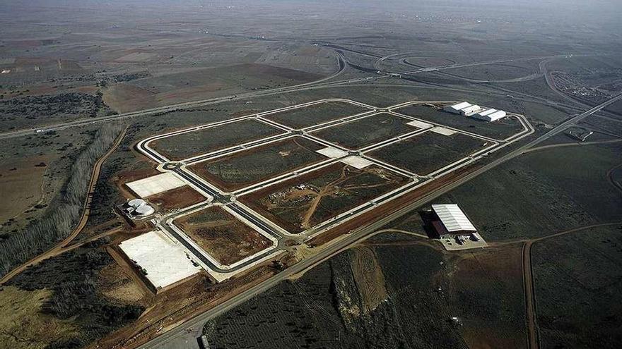 Polígono industrial de Villabrázaro. Losán prevé adquiir tres parcelas frente a las cuator naves del fondo