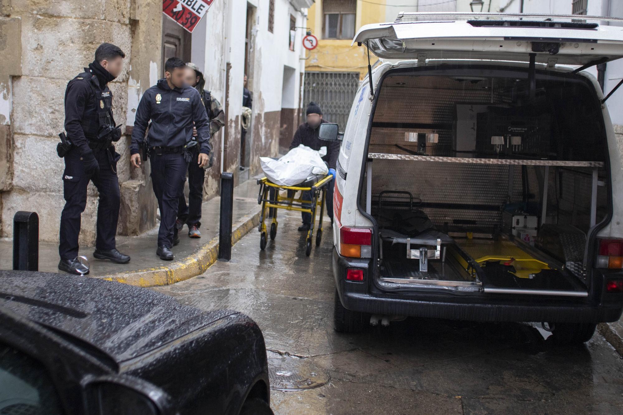 Hallan a un hombre muerto en su piso de Xátiva