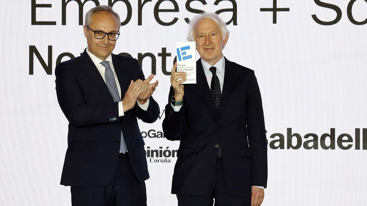 Pablo Fernández Castro, presidente de Norvento, recibió el premio de Ignacio Rodríguez Taboada, de Banco Sabadell.