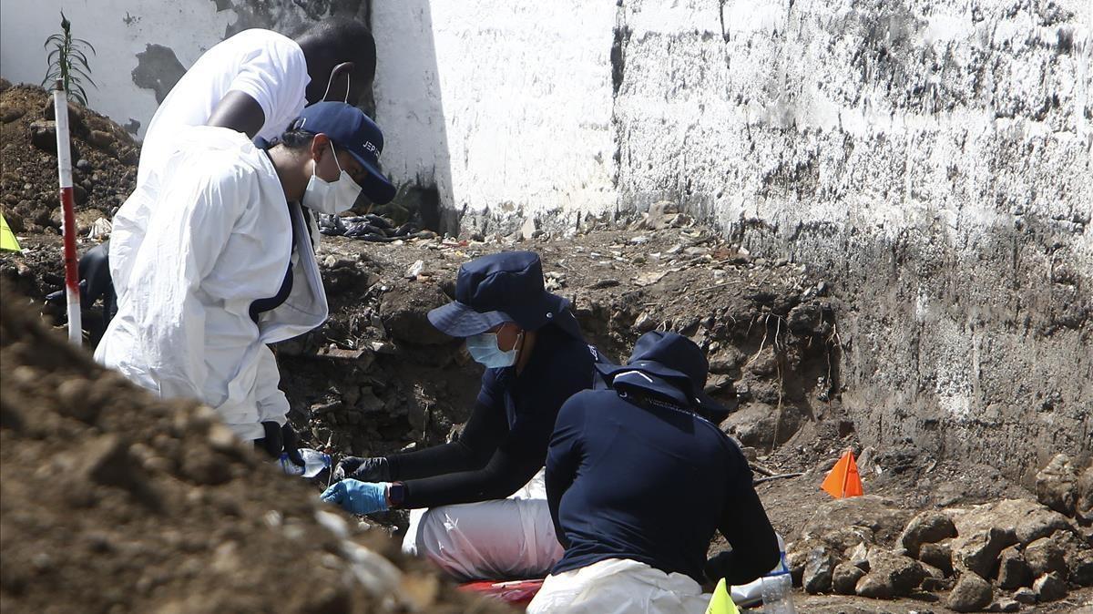 Expertos forenses de la JEP llevan a cabo labores de exhumación en el cementerio de Dabeiba, en el noroccidente de Colombia, en una fosa común donde fueron hallados restos de víctimas de los ’falsos positivos’.