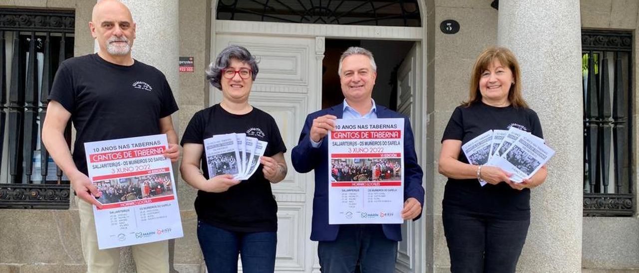 Presentación de los Cantos de Taberna frente al Concello.