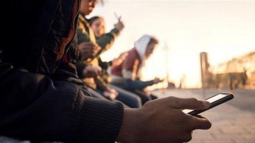 Cada vez más jóvenes malagueños son adictos al teléfono móvil. | L.O.