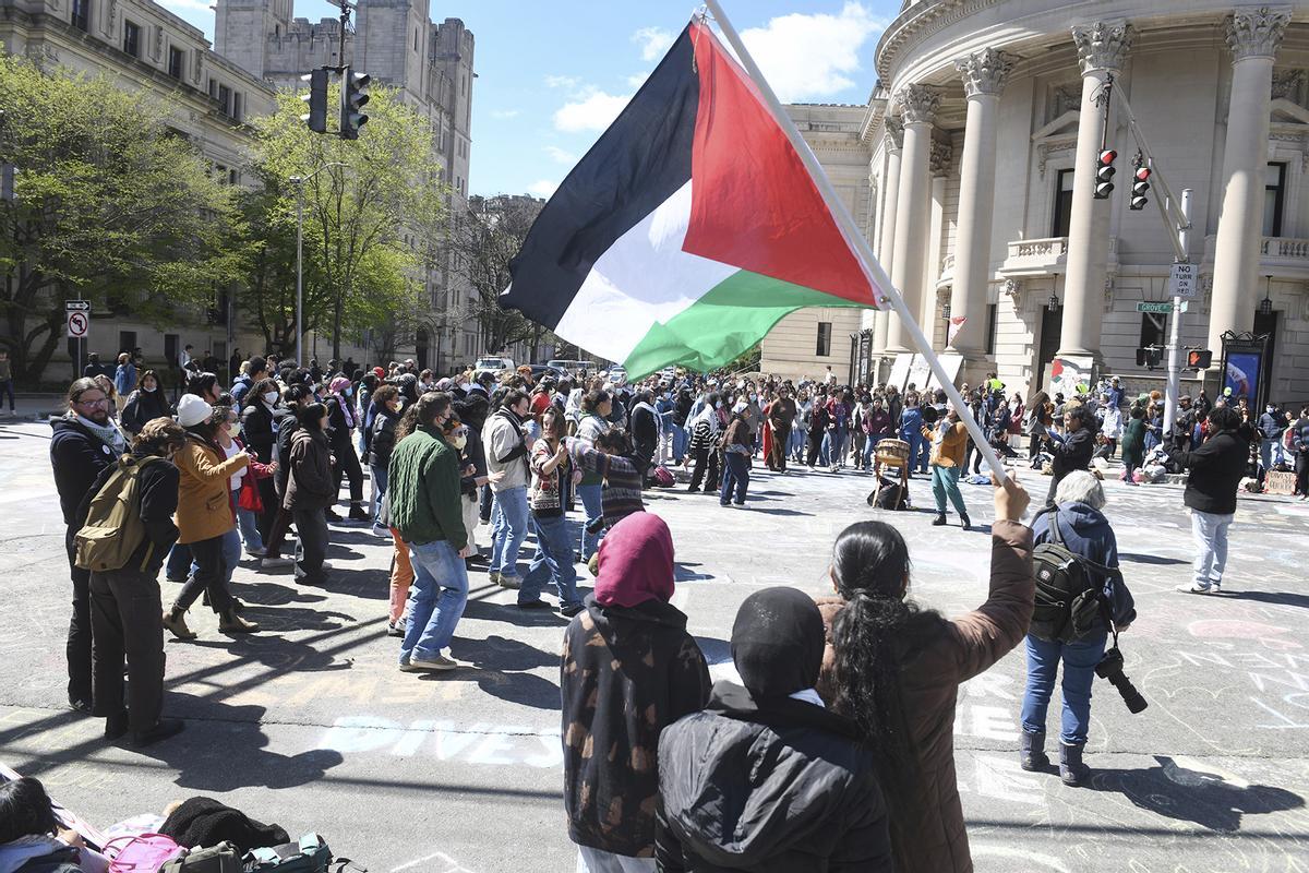 Several hundred students and pro-Palestinian supporters rally at the intersection in front of Woolsey Hall on the campus of Yale University, in New Haven, Conn. April 22, 2024. (Ned Gerard/Hearst Connecticut Media via AP) / EDITORIAL USE ONLY / ONLY ITALY AND SPAIN
