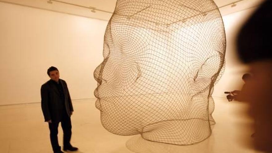 Jaume Plensa, en el IVAM en 2007, junto a una de sus cabezas de adolescente.