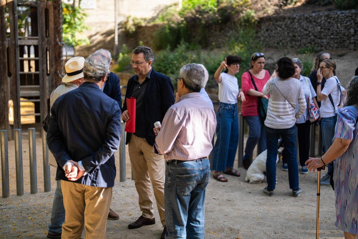 Vecinos de Vallcarca protestan por la construcción de un IES en los jardines Comas Llaberia