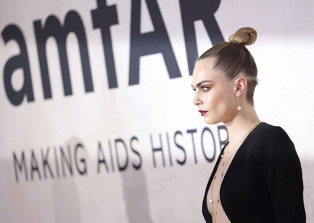 Cara Delevingne, con moño y vestido de cut outs en la Gala amfAR 2022