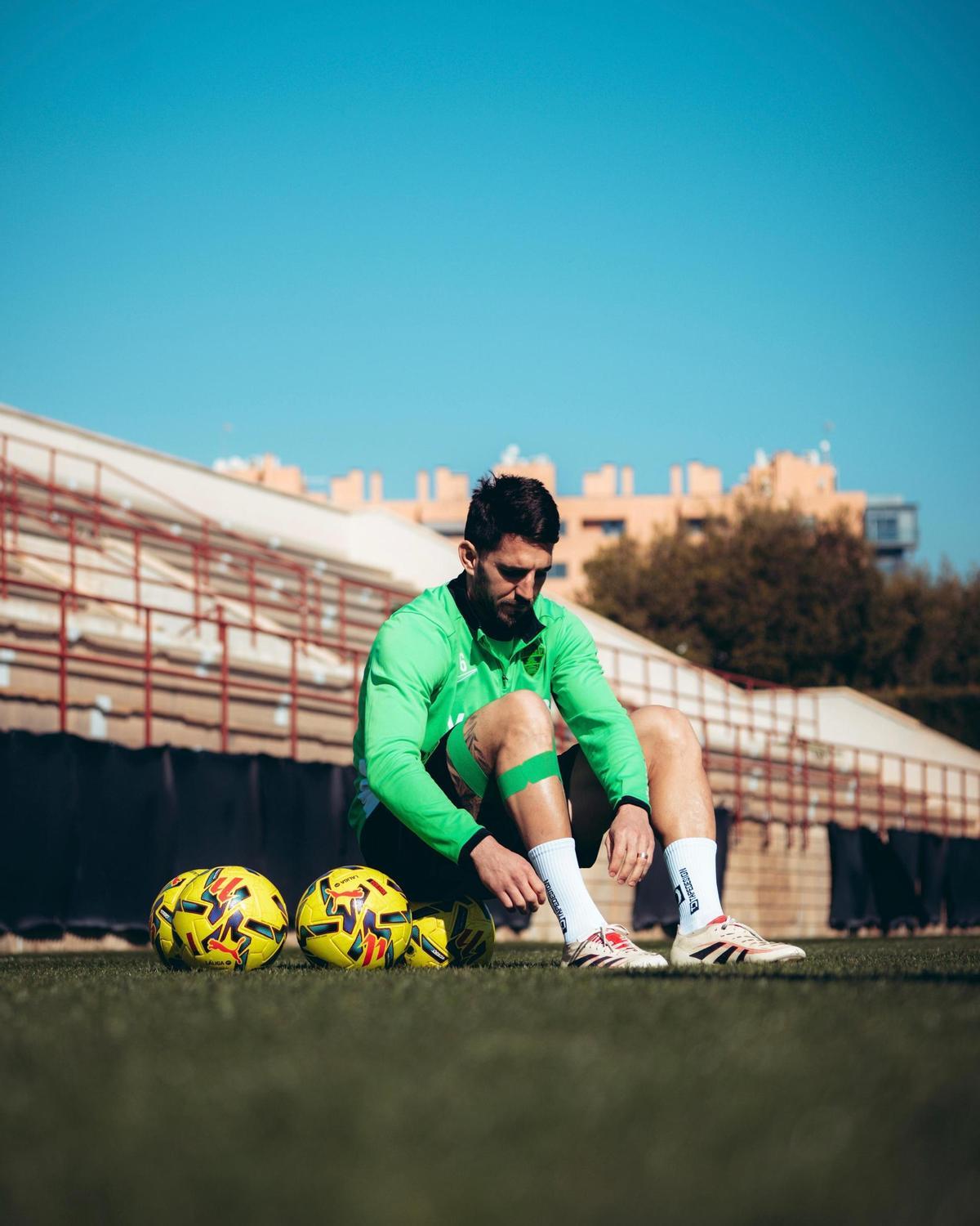 Pedro Bigas es lliga les botes abans d’un entrenament, en el Díez Iborra