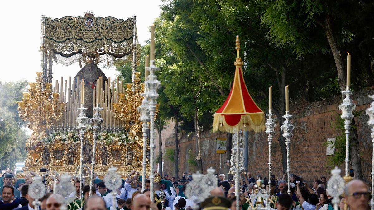 Salida procesional de la cofradía de la Esperanza durante el Jubileo en Roma.
