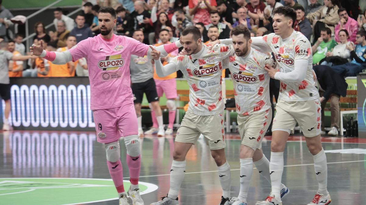 Edu Sousa, a la izquierda, celebrando un gol