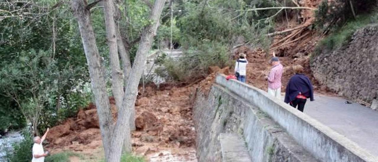 Cortan intencionadamente el paso del agua el Salto de  la Novia y provocan un alud