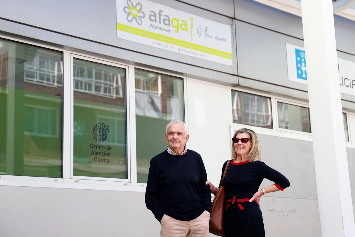 El matrimonio delante del local de Afaga, que visitaron este miércoles.