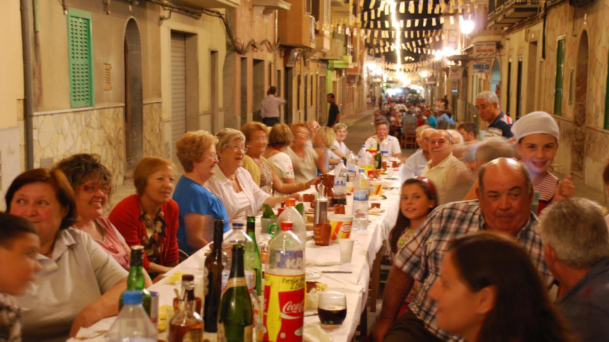 Beim sopar a la fresca (hier in Lloseta) kommt das halbe Dorf zum gemeinsamen Abendessen unter freiem Himmel zusammen