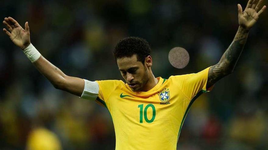 Neymar celebra el gol que anotó frente a Paraguay.