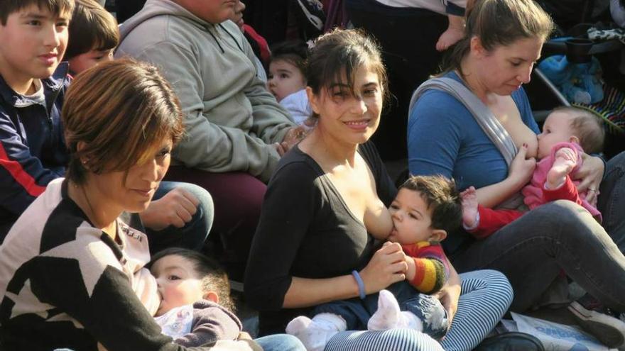 Varias madres amamantan a sus hijos en Buenos Aires. efe